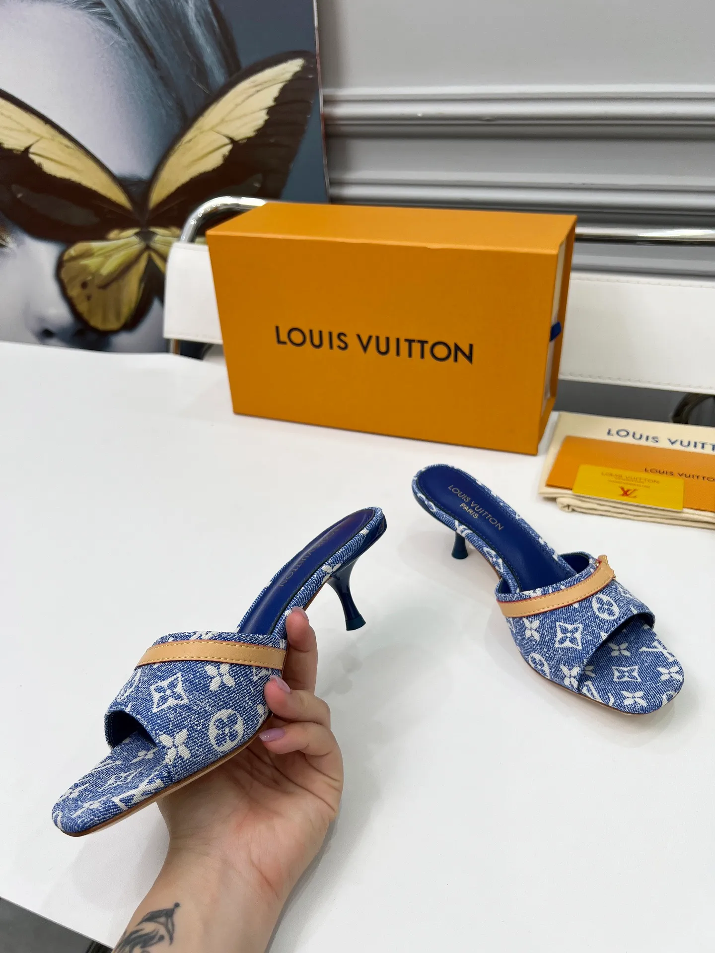 👟👟Ex-factory price 440👟👟 LV new denim kitten heel slippers 2025 summer must-have for goddesses, original replica, super comfortable on the feet. Show off the queen's temperament, the heel height is 9.5CM, which shows your temperament without being tiring. Leather outsole. Standard code: 35-42 (41 and 42 codes are customized, non-returnable and non-exchangeable)